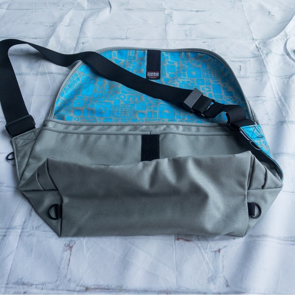 Rickshaw Large Zero Messenger Bag - Grey with Blue Inside - Picture 2 of 16